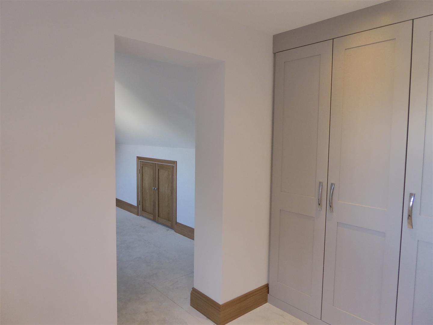 OPEN DRESSING AREA/HOME OFFICE